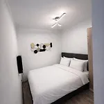 Appartement Modern With Private Garden - Walk Everywhere - Parking Avaiaable *
