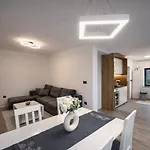 Modern With Private Garden - Walk Everywhere - Parking Avaiaable