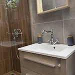 Modern With Private Garden - Walk Everywhere - Parking Avaiaable 公寓
