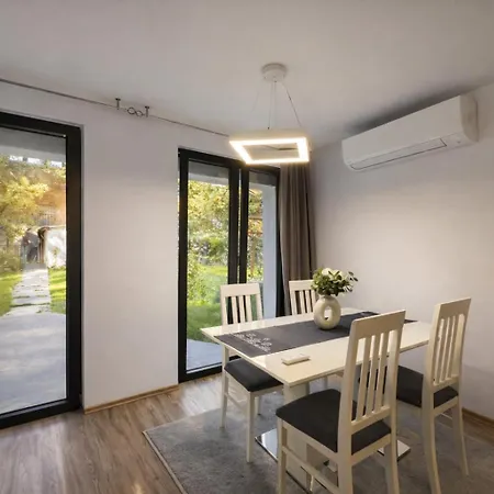 Modern With Private Garden - Walk Everywhere - Parking Avaiaable