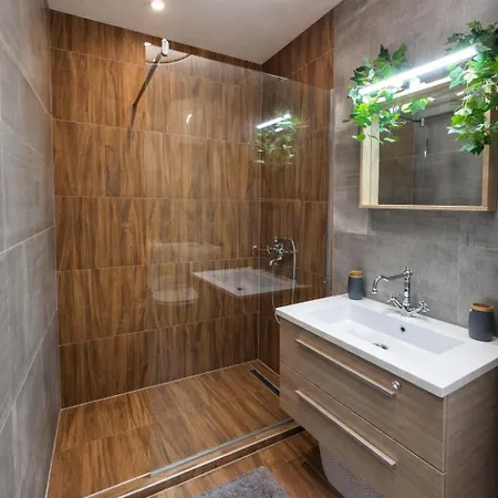 Διαμέρισμα Modern With Private Garden - Walk Everywhere - Parking Avaiaable Σαράγεβο