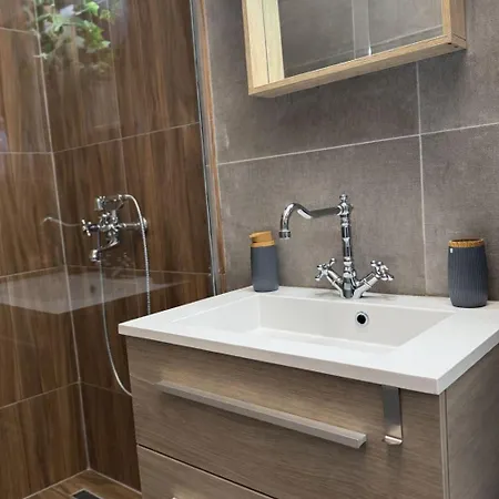 Modern With Private Garden - Walk Everywhere - Parking Avaiaable Διαμέρισμα